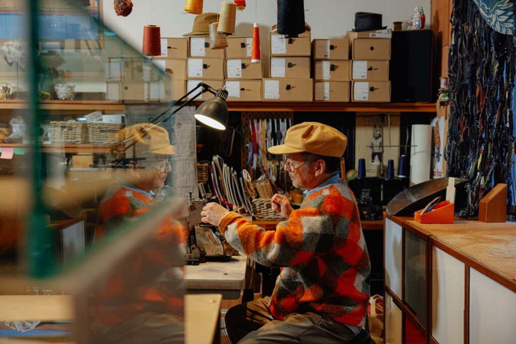 Fabricant de chapeaux dans son atelier, prêt à les vendre dans le commerce de gros ou de détail