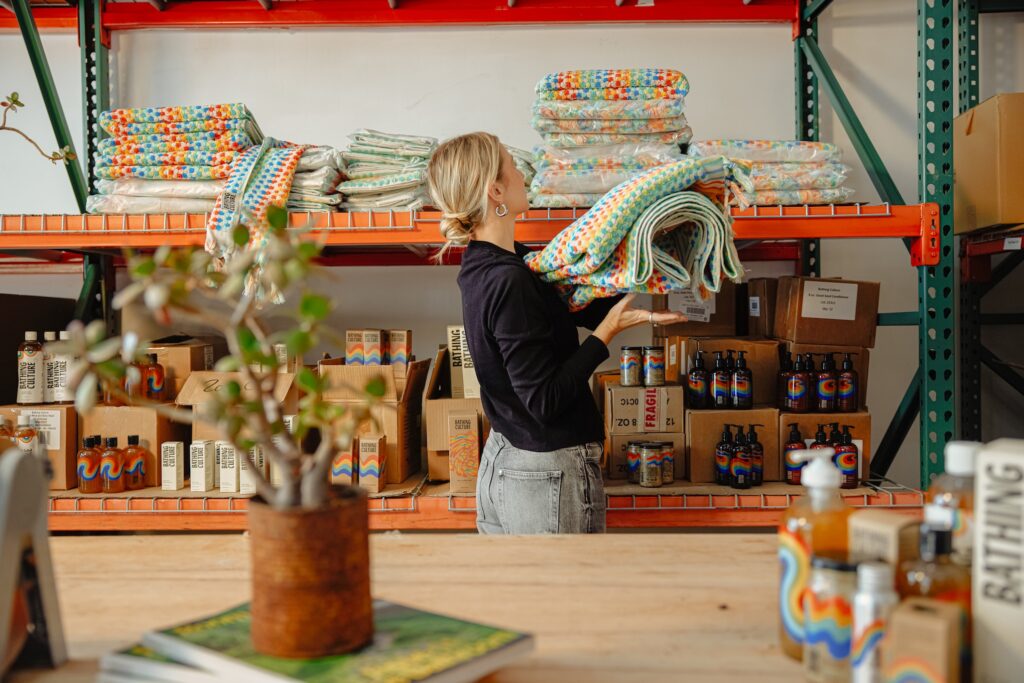 Commerçante rangeant des plaids dans sa réserve pour une gestion des stocks efficace